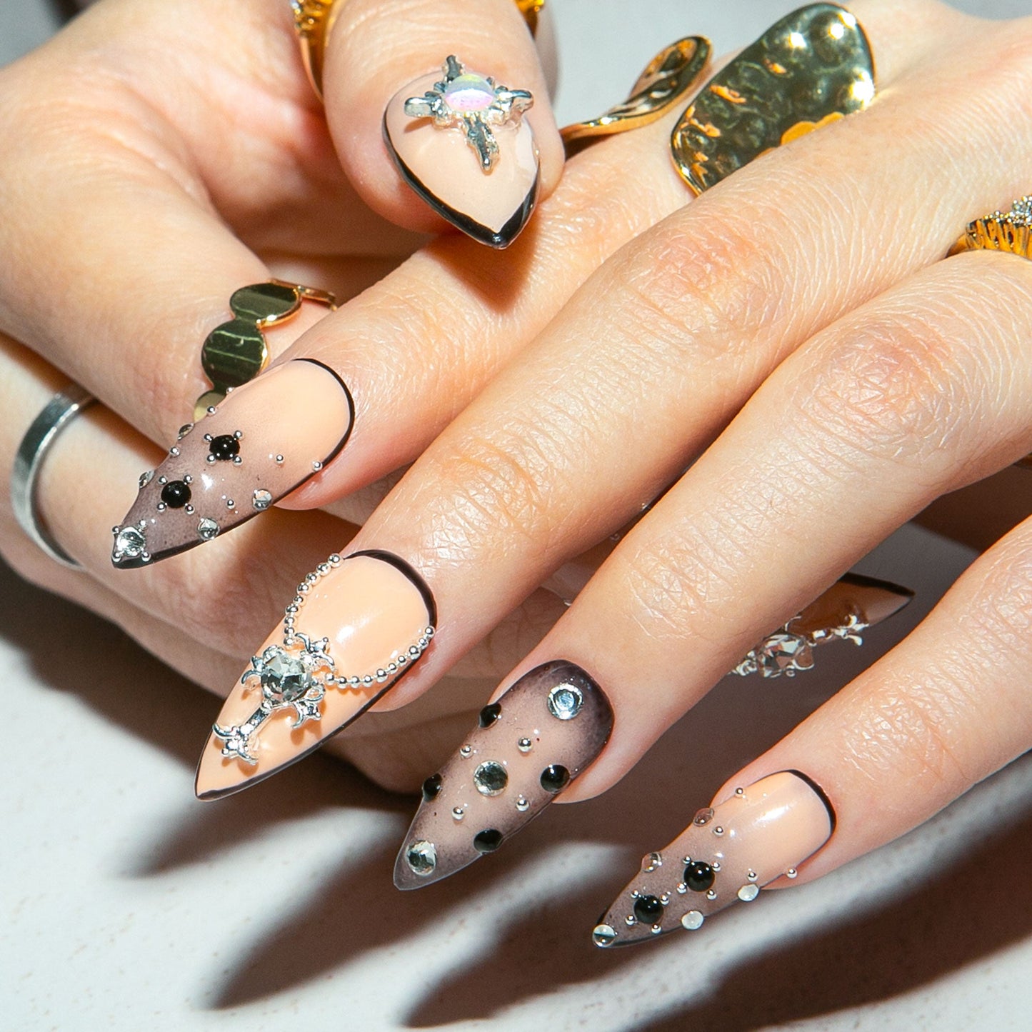 Noir Halo Handmade Nails H480