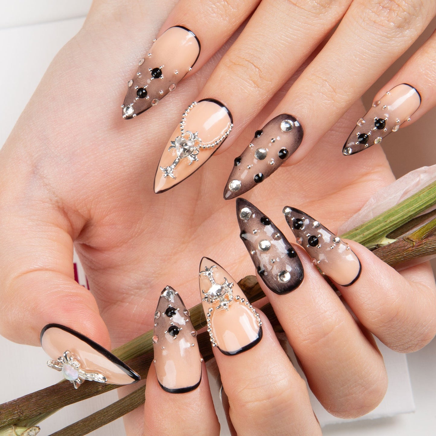 Noir Halo Handmade Nails H480